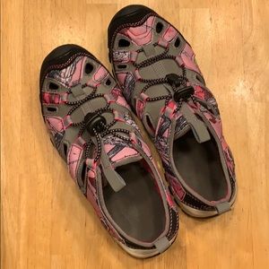 Northside Pink Camo closed toe sandals